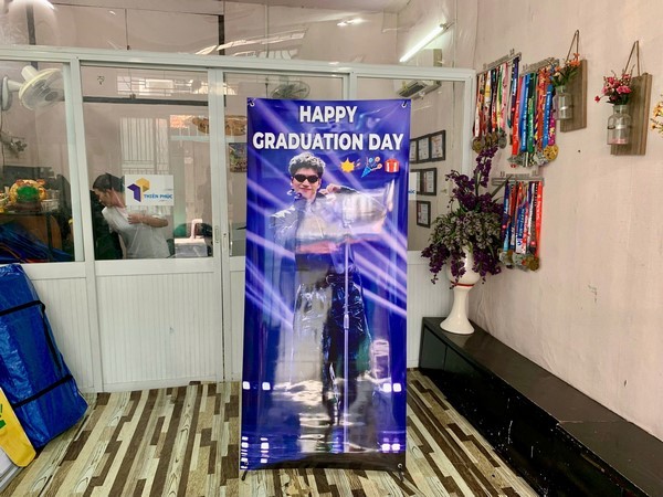 Mừng lễ tốt nghiệp với standee khung chữ X hình HIẾU THỨ HAI